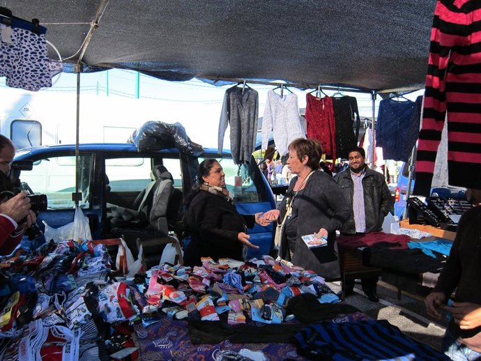 Celia Villalobos, En Su Visita Al Mercadillo