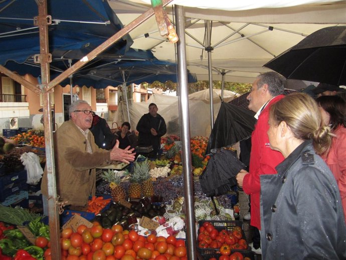 Los Candidatos Del PP En El Mercado De Santa Maria.