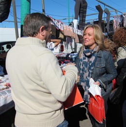 Trinidad Jiménez, En Su Visita Al Mercadillo