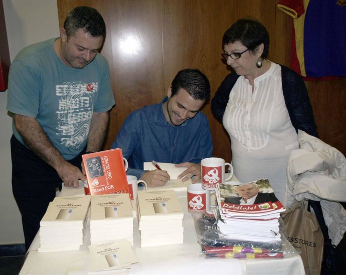Garzón, Durante La Firma De Libros    