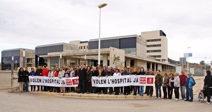 Protesta Del PSPV Ante El Hospital De Llíria                   