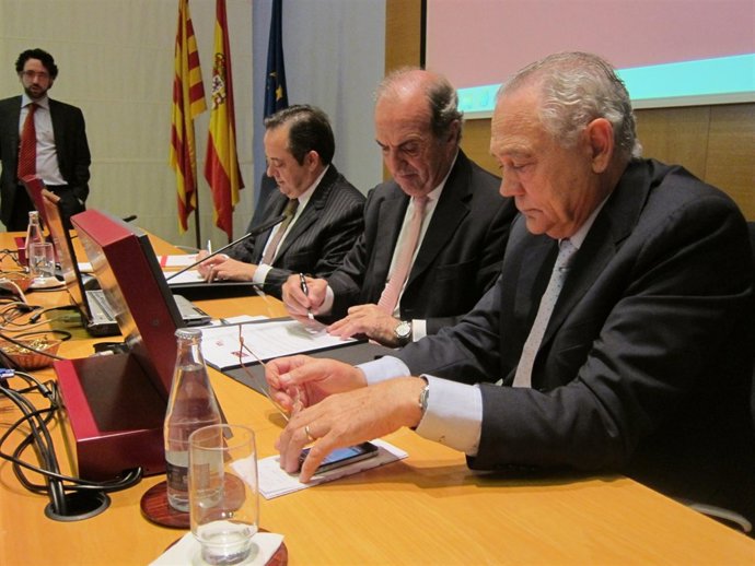 Gay De Montellà Y Josep Ramon Sanromà Firmando En Convenio