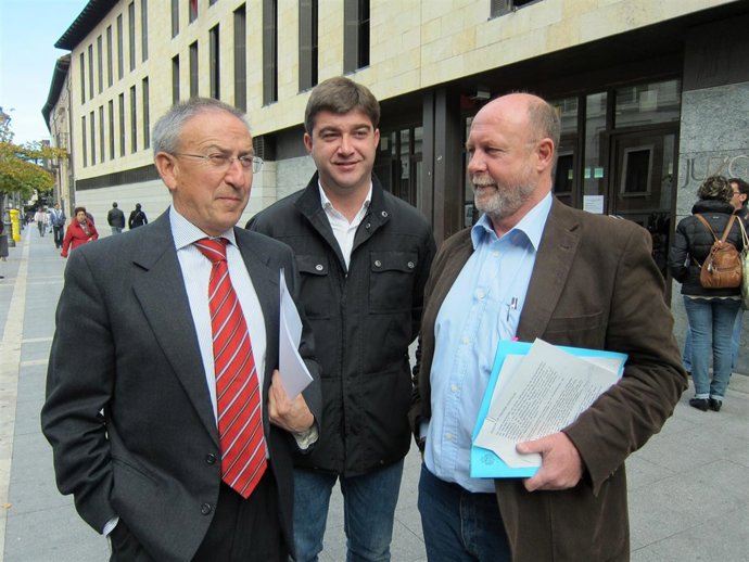 Emilio Álvarez, Juan José Zancada Y Jorge Conde Ante La Puerta De Lo Juzgados