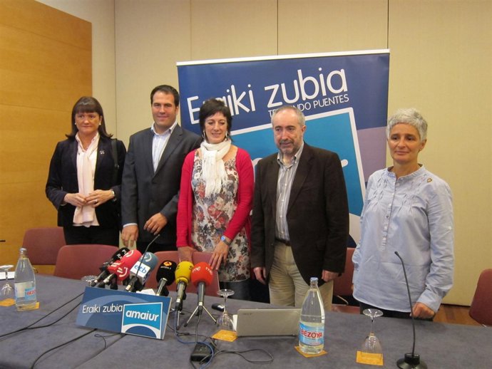 Aistegi Y Larreina Con El Resto De Candidatos De Amaiur