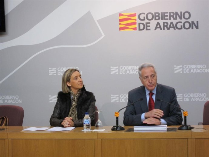 La Directora Obra Social Ibercaja, Teresa Fernández, El Consejero Innovación DGA