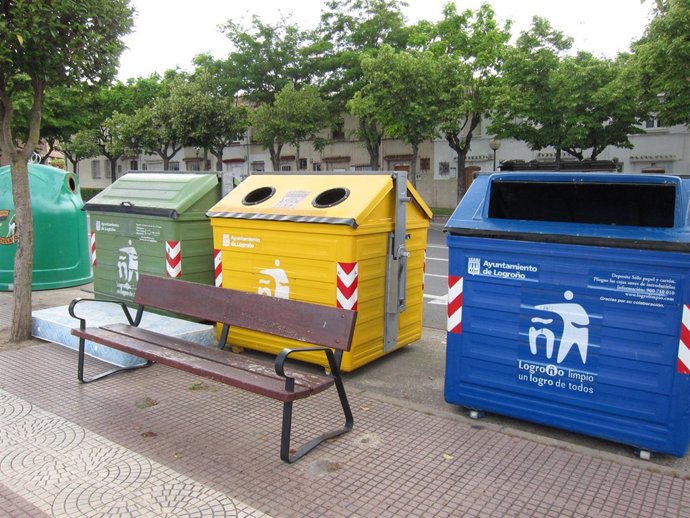 Contenedores En Una Calle De Logroño