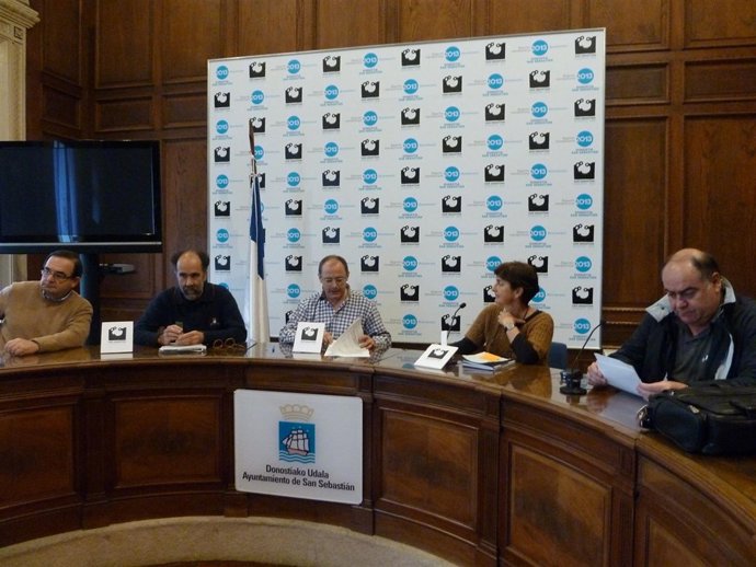 Alcalde Juan Karlos Izagirre Y Técnicos Municipales