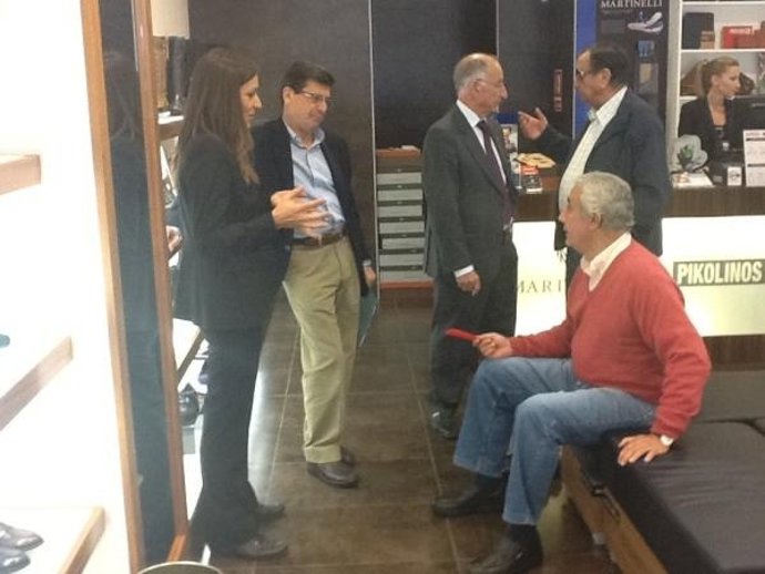 Javier Arenas, De Compras En Una Zapatería