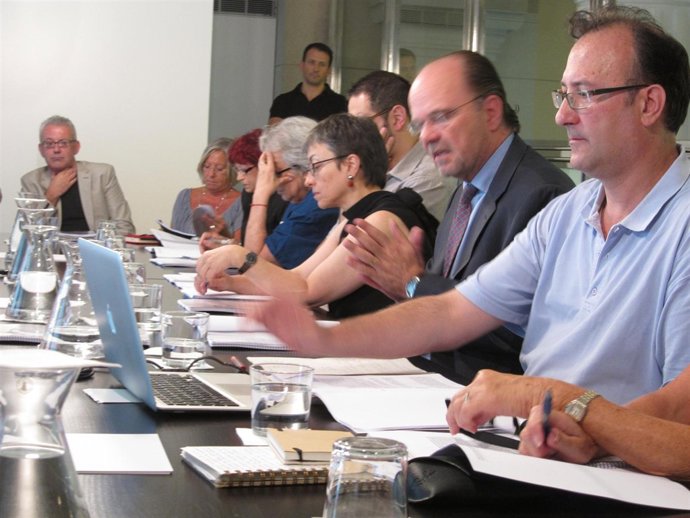 Miembros del Conca presentan informe. Pilar Parcerisas, a la derecha de Guardans