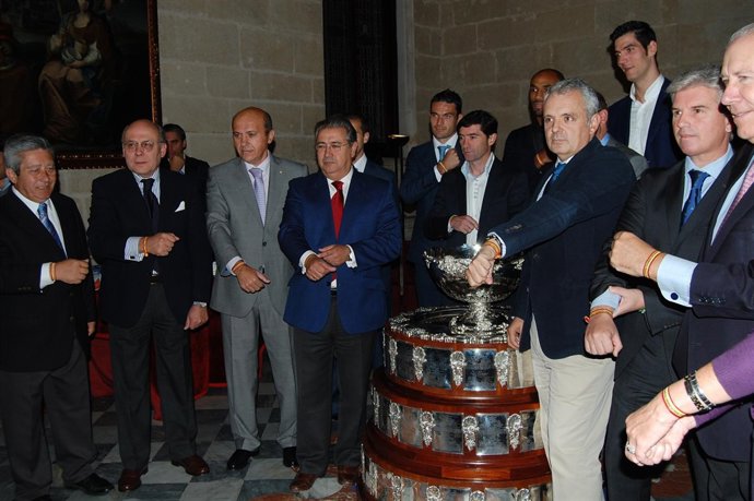 El Alcalde Y Los Representantes Del Deporte Sevillano.