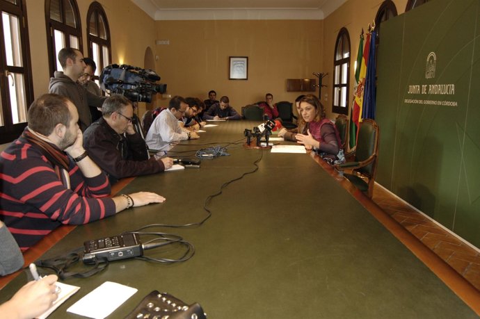 Ambrosio (Dcha.) Ante Los Periodistas