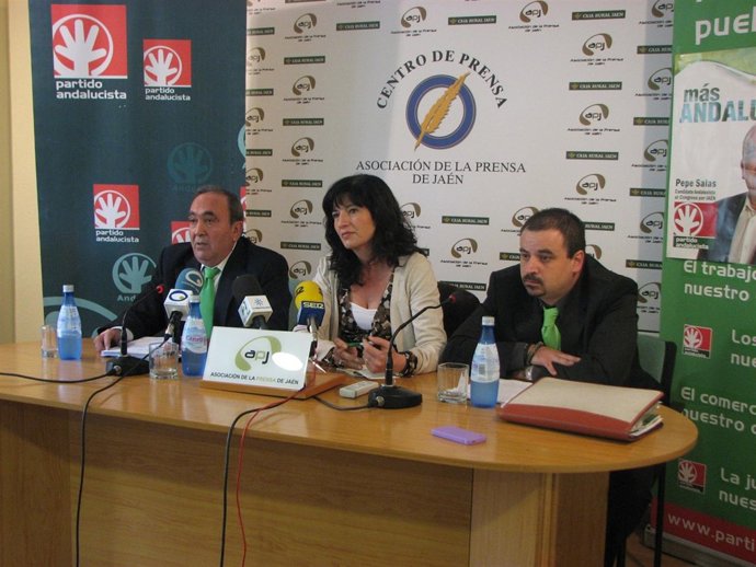 José Salas (Izquierda), Junto A Pilar González En La Rueda De Prensa.