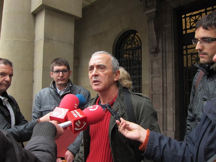 Sabino Cudra Atiende A Los Medios De Comunicación En Pamplona.