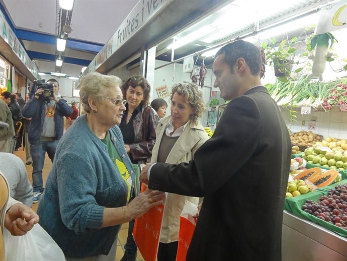 Aina Calvo Y Pablo Martín En Visita Al Mercado