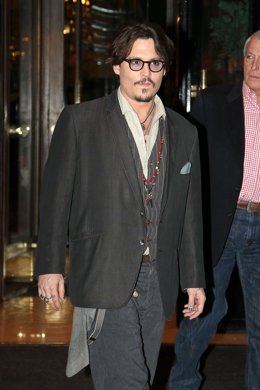 Johnny Depp Saliendo De Un Hotel