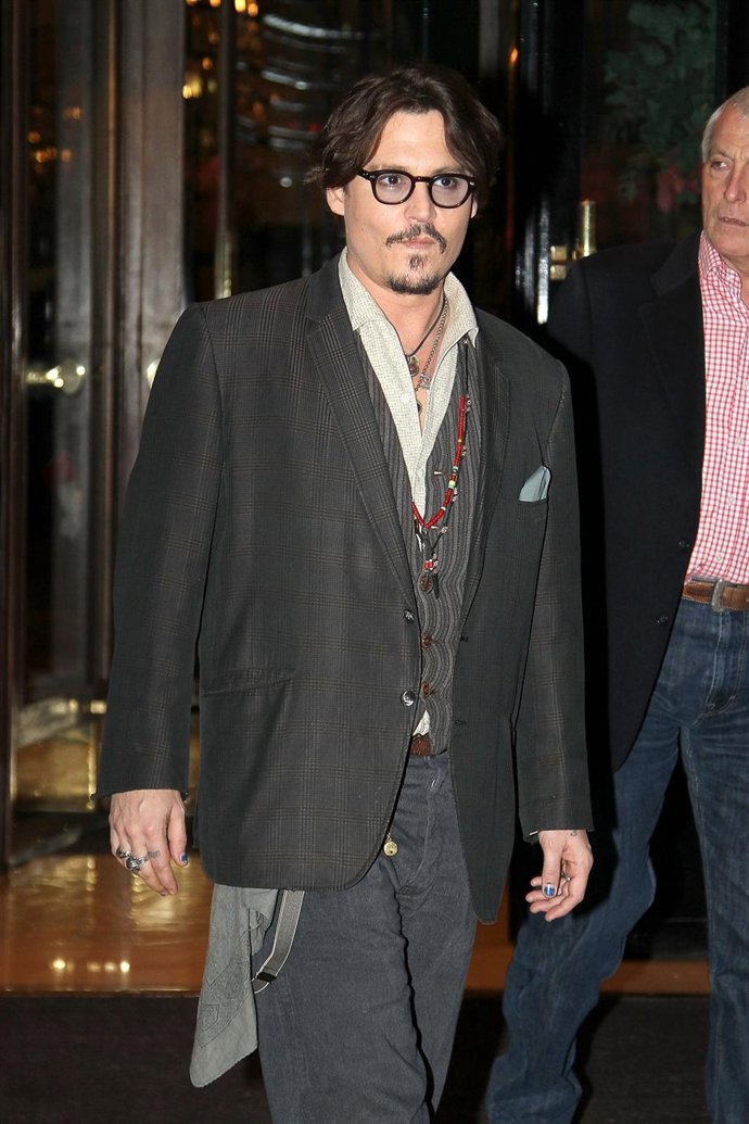 Johnny Depp Saliendo De Un Hotel