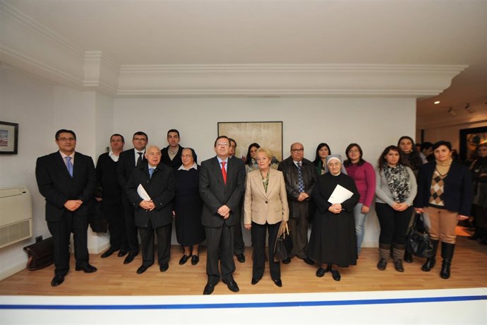 Participantes En La Entrega De Ayudas A ONG Por Parte De Cajagranada.