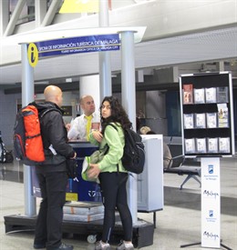 Turistas En Una Oficina De La Capital