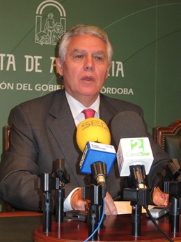  El Consejero De Gobernación Y Justicia De Junta De Andalucía, Francisco Menacho