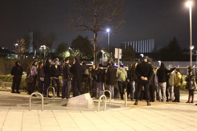 Simpatizantes De Anonymus Protestan Antes Del Debate Electoral