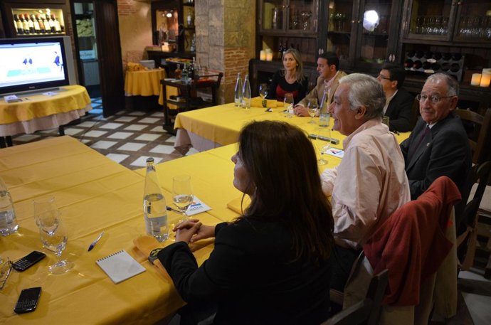 Arenas Ve El Debate Entre Rubalcaba Y Rajoy En Un Bar En Adra (Almería)