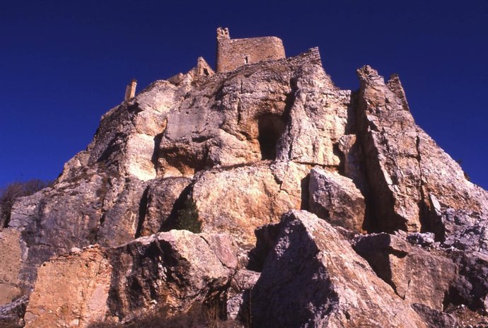 El Castillo Está En Lo Alto De Un Cerro