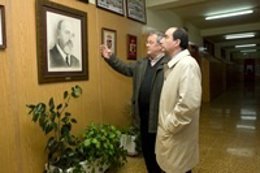 El Consejero De Cultura Con El Alcalde De Molledo. 