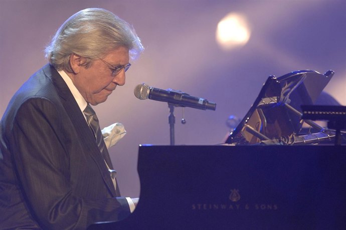 Manuel Alejandro, Grammy Latino Por Sus 40 Años En La Música