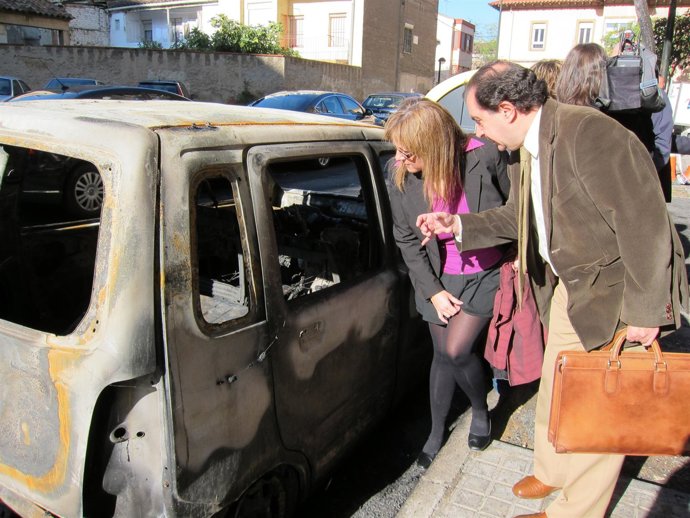 Collados (PP) Mira Un Coche Calcinado 