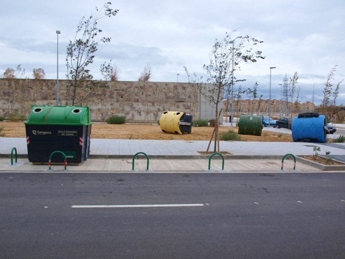 Contenedores Derribados Por El Aire En Parque Venecia