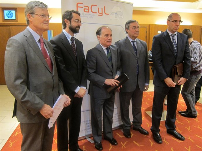 Tomás Villanueva Rodeado De Algunos De Los Miembros De Facyl