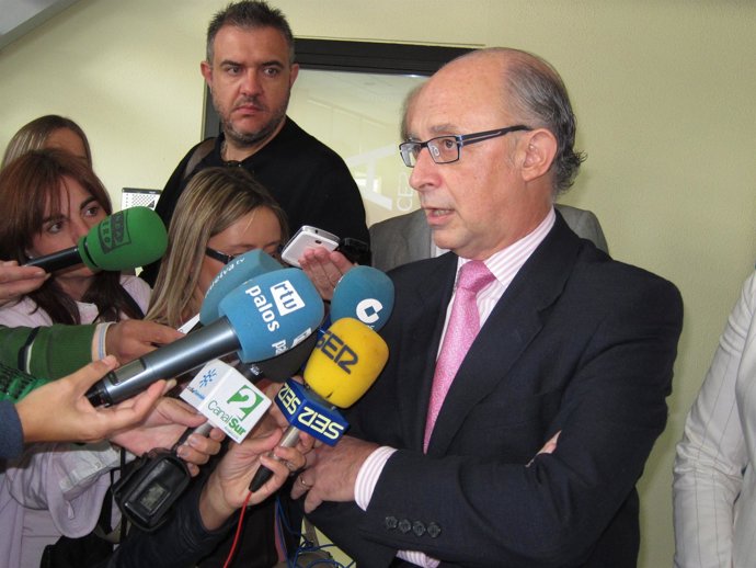 El Coordinador De Economía Del PP, Cristóbal Montoro, Ante Los Medios.