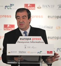 Cascos augura al Niemeyer "un futuro espléndido" pero exige "transparencia" y "control de la gestión"