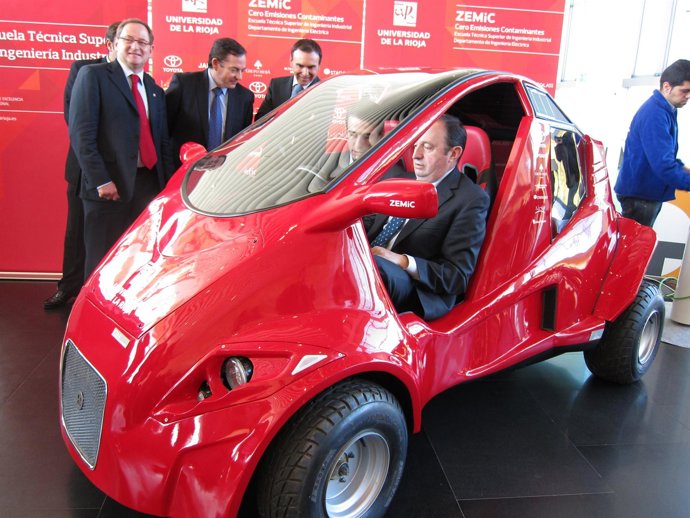 Sanz En El Coche 'Zemic' Diseñado Por La Universidad De La Rioja