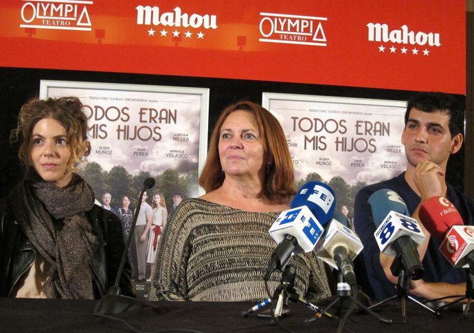 Velasco (Izquierda), Muñoz (En El Centro) Y Perea En Valencia