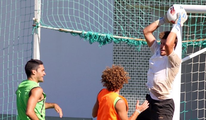 Fabricio Ataja Un Balón Ante La Mirada De Cañas Y Jorge Molina