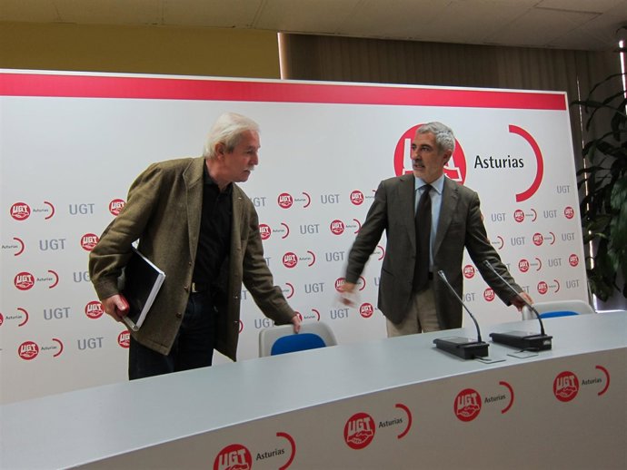 Braga (Derecha) Y Llamazares, Antes Del Inicio De La Rueda De Prensa.