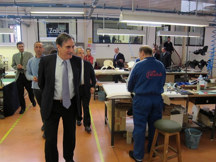 Valeriano Gómez Visita Las Instalaciones De La Empresa Zaldi En Salamanca