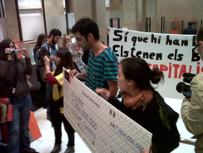 Candidatura Anticapitalista Irrumpe En La Sede Central De Catalunyacaixa