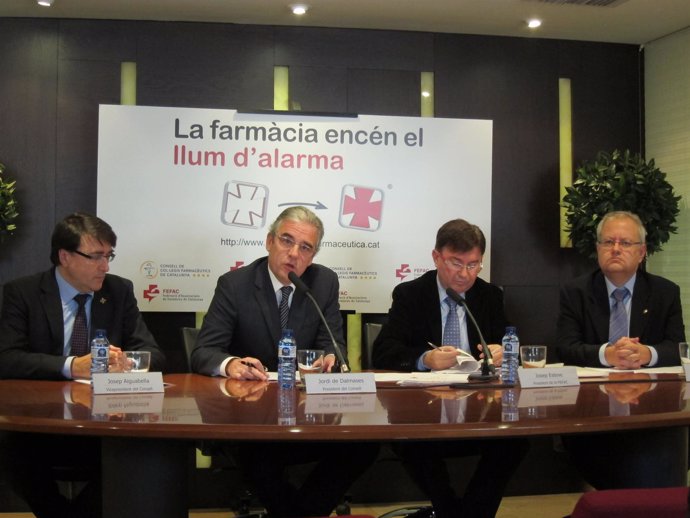 Presentación de la campaña 'La farmacia enciende la luz roja' en Catalunya