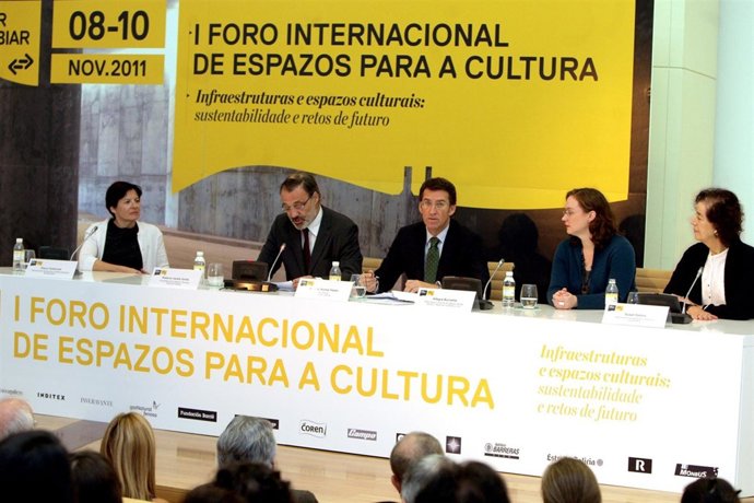 O titular da Xunta, Alberto Núñez Feijóo, acompañado polo conselleiro de Cultura