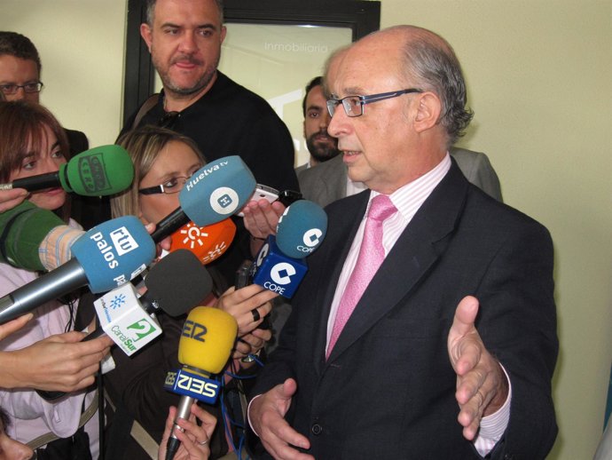 El Coordinador De Economía Del PP, Cristóbal Montoro, Ante Los Medios.