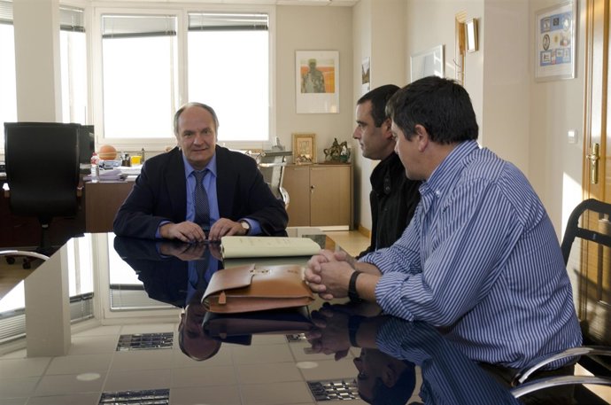 Reunión Entre El Consejero Javier Fernández Y El Alcalde De San Miguel De Aguayo