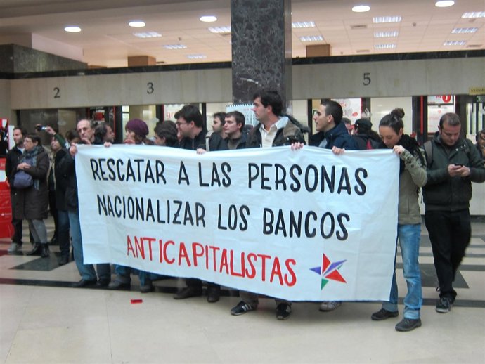 Anticapitalistas En La Sede Del Santander