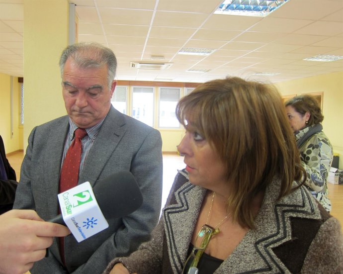Gálvez, Junto A Calahorro, Atiende A La Prensa Tras La Reunión Del Foro.
