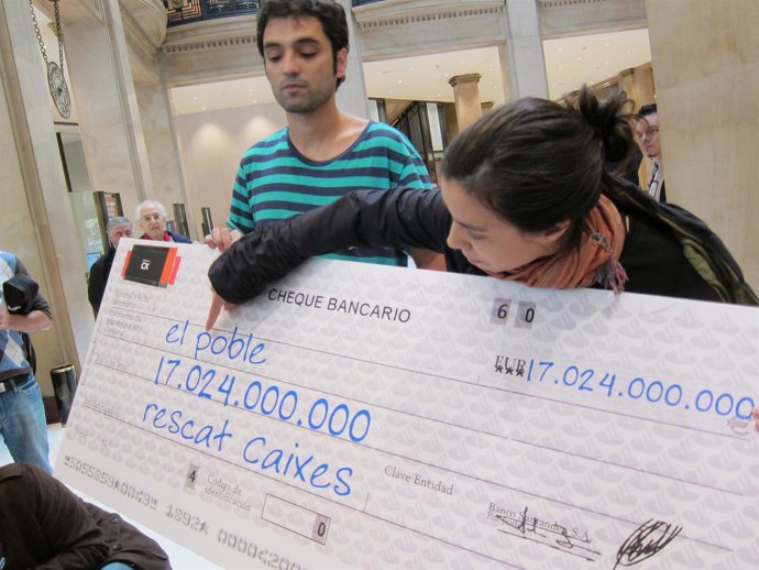 Dos Candidatos De Anticapitalistes Muestran Un Cheque En Catalunyacaixa