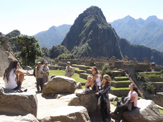 Turistas visitando Machu Picchu.