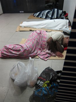 Tres 'Sin Techo' En Un Cajero Del Eixample