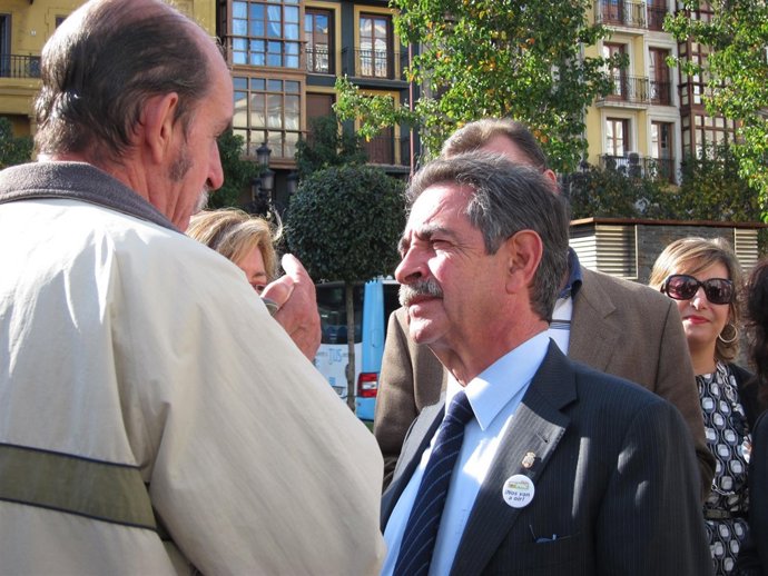 Revilla Hablando Con Ciudadanos En Santander