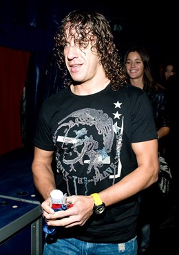 Gerard Piqué Andando Por La Calle